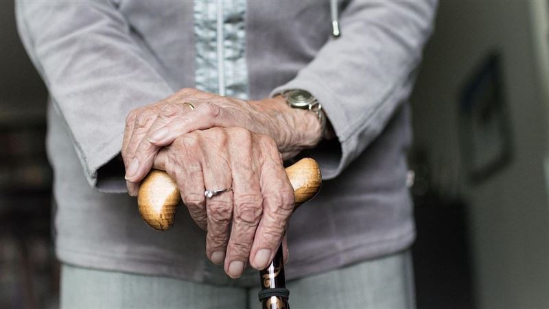台灣新聞通訊社-玻璃業老董「79歲沒人理」上法院要子女每月付扶養費!他存款數字成敗筆