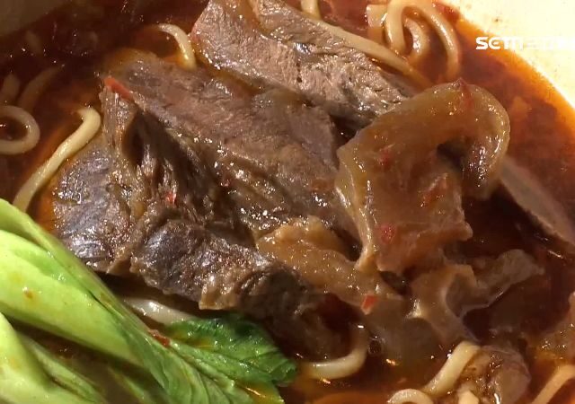 台灣新聞通訊社-不是酸菜！外國人吃牛肉麵沒加靈魂1配料　台男「這行為」笑翻眾人