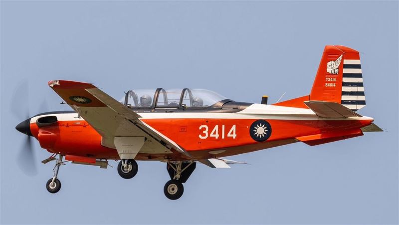 台灣新聞通訊社-T-34沒「彈射座椅」！2飛官執行訓練枉死　逾40年舊機挨批不合時宜