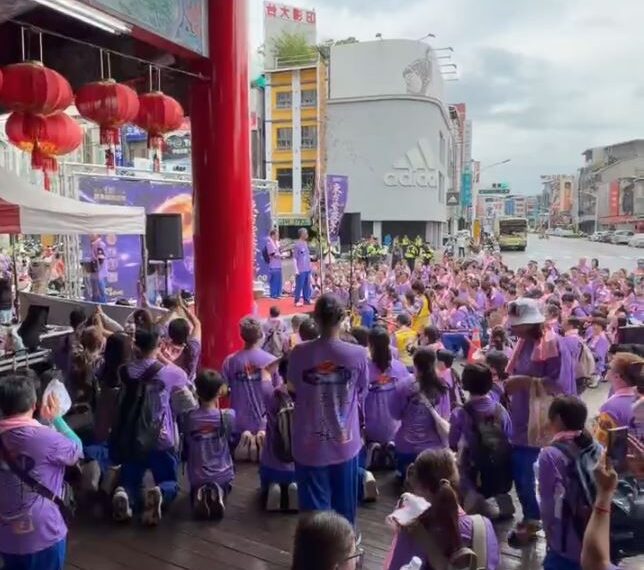 台灣新聞通訊社-尬電天尊?數百人跪地謀拜「台東濟顛禪師」 民俗專家說重話:怪力亂神