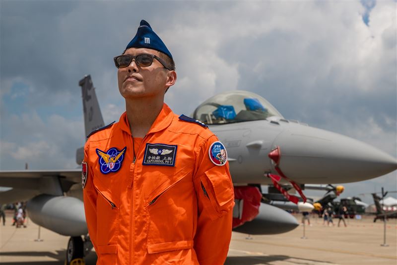 台灣新聞通訊社-F-16V墜花蓮外海⋯飛官辛柏毅仍失聯!新婚妻520心碎發文刺胸:你綁身上