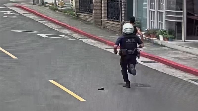 台灣新聞通訊社-北市大街跑給警察追!手機一幕露餡秒逃 身分曝光「竟已失聯2年」