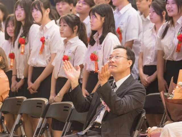台灣新聞通訊社-奉獻27年青春！校長驟逝學校今發催淚文　「這張畢典照」全網淚崩