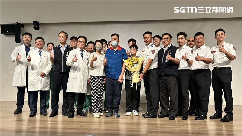 台灣新聞通訊社-感動！工作觸電心跳停　救護醫療接力戰勝死神　他獲重生獻花謝救命恩人
