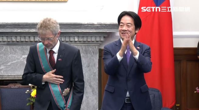 台灣新聞通訊社-一見面給大擁抱！賴清德親授勳章給韋德齊：兩國彼此深知自由得來不易
