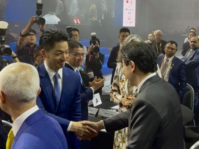 台灣新聞通訊社-周軒抓包蔣萬安跳針！4度出國演說狂端火鍋 狠酸：沒更新系統？