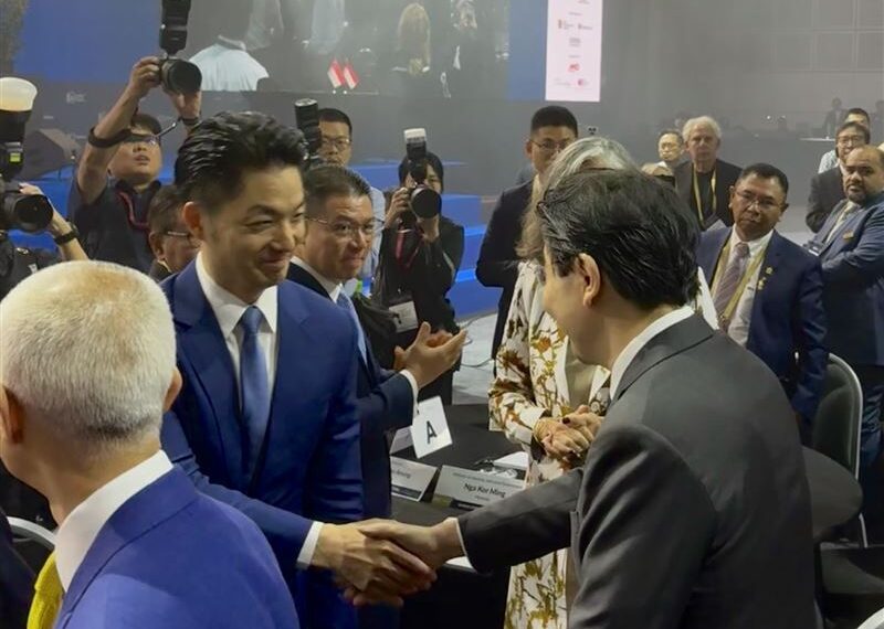 台灣新聞通訊社-周軒抓包蔣萬安跳針!4度出國演說狂端火鍋 狠酸:沒更新系統?