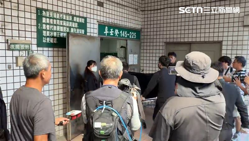 台灣新聞通訊社-快訊/任務結束!飛官過俊男、盧季佑遺體抵殯儀館 家屬悲痛認屍