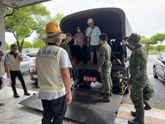 台灣新聞通訊社-豪雨釀3死1失蹤  萬里溪堰塞湖中央應變中心開設