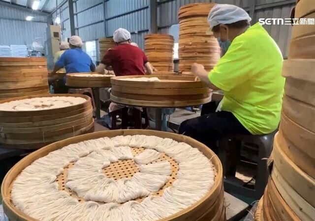台灣新聞通訊社-陽光露臉趕曬麵！關廟麵大雨產量降3成加班出貨