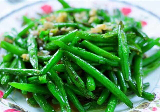 台灣新聞通訊社-5人聚餐「吃四季豆」險送命！醫揭中毒關鍵　4類人風險高