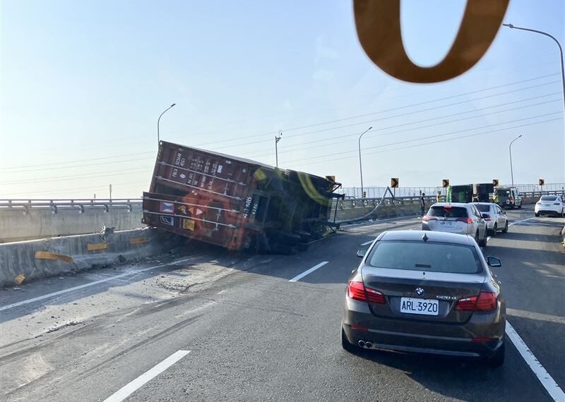 台灣新聞通訊社-快訊／來得及就快改道！國3「聯結車自撞翻覆」匝道封閉　人卡車畫面曝