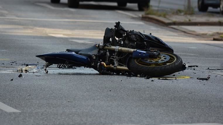 台灣新聞通訊社-駭人畫面曝!18歲騎士超車失誤丟掉小命「連人帶車」噴飛…頭重創慘死