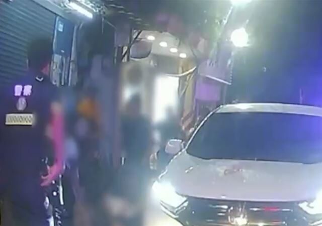 台灣新聞通訊社-新莊酒吧外搭訕爆衝突⋯5男女醉拳亂鬥！當街「慘摔成一片」超狼狽