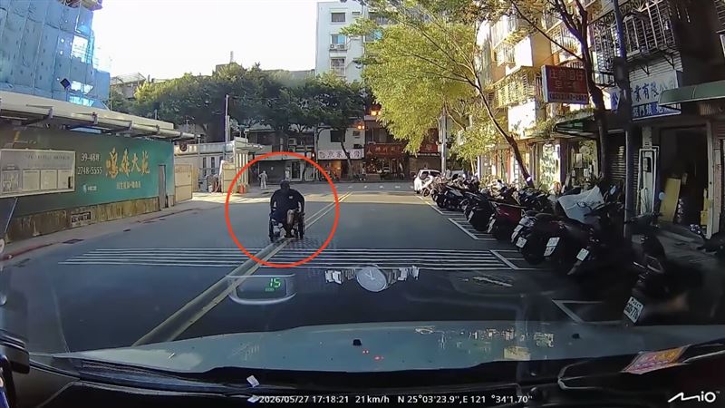 台灣新聞通訊社-民生社區驚見玩命輪椅！大馬路當自己家　阿伯「勇闖雙黃線」畫面超扯