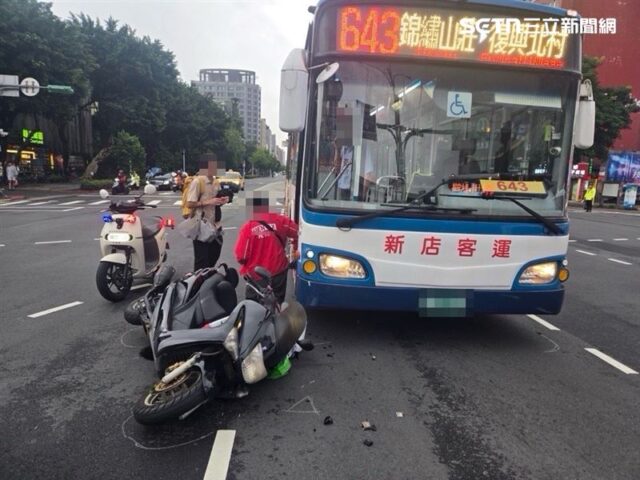 台灣新聞通訊社-6機車綠燈起步！新店客運公車闖紅燈　56歲騎士急煞重摔又挨撞