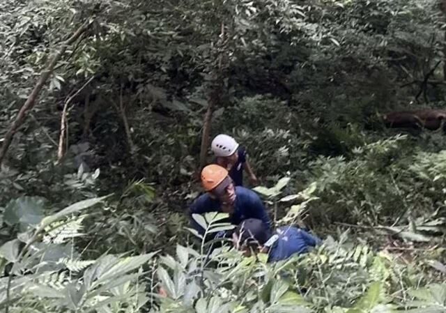 台灣新聞通訊社-蝴蝶谷落石砸3Ohca警消搜救難度高　山區通訊差登山隊報案後1度斷聯