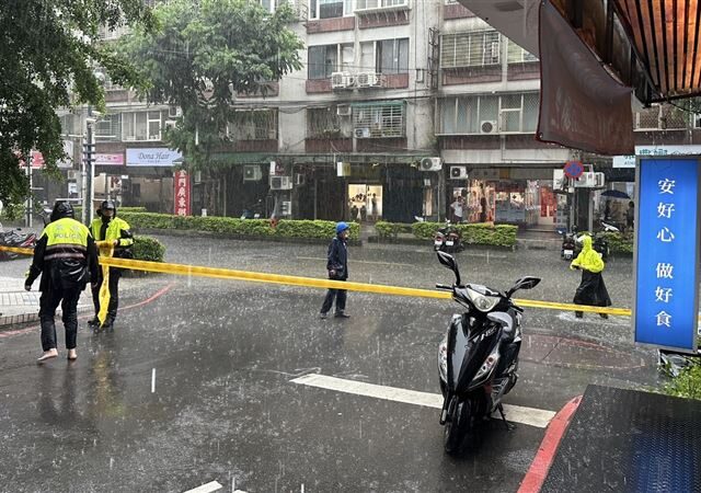 台灣新聞通訊社-永和暴雨狂襲！國光路淹水半個輪胎高　民眾苦笑：我家門口變游泳池