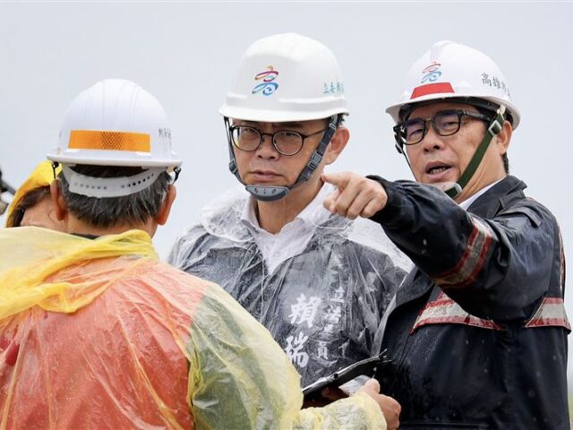 台灣新聞通訊社-豪雨炸高雄！賴瑞隆「半天7場勘災」：面對風雨高雄會穩住腳步