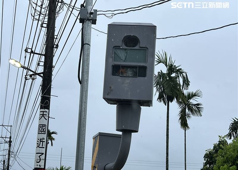 台灣新聞通訊社-吞1400元罰單不爽!屏東男砸爛測速照相機 「這路段」半年開出2219罰單