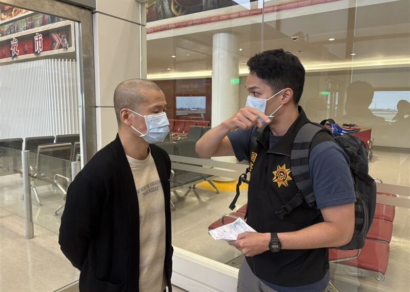 台灣新聞通訊社-「重大外逃通緝犯」殺人躲14年落網了!今押解返台 抵桃機狼狽畫面曝
