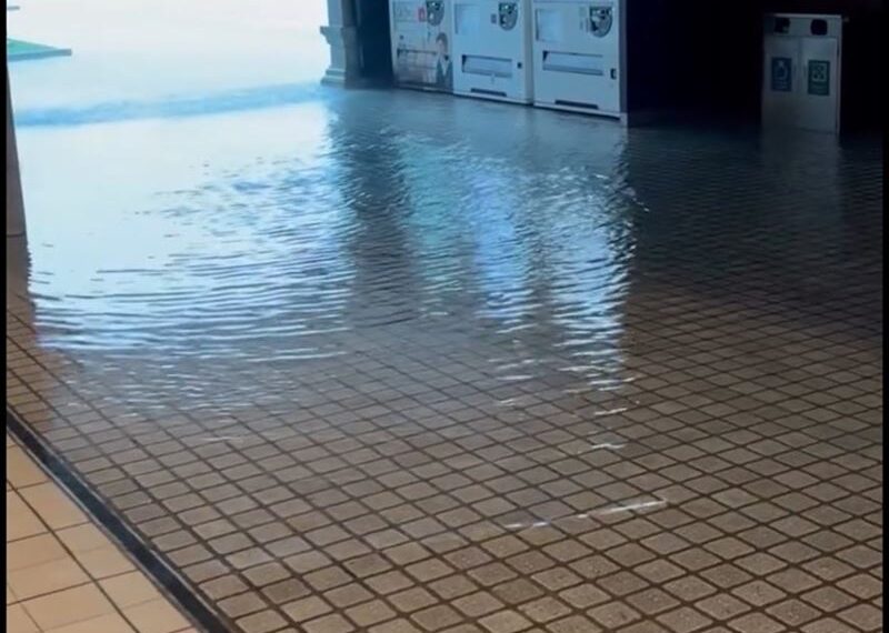 台灣新聞通訊社-一路下到晚上!14縣市豪、大雨特報 中正紀念堂水淹腳踝