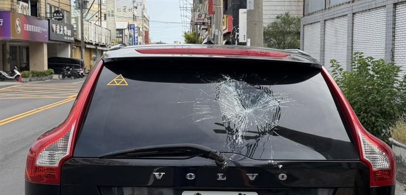台灣新聞通訊社-台中驚傳隨機砸車!37歲男搬石頭猛砸5車「玻璃破大洞」 車主氣炸