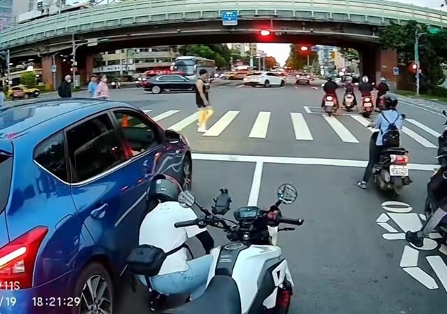 台灣新聞通訊社-菸蒂之亂！轎車後座乘客亂丟菸蒂　女騎士撿起丟回挨告傷害