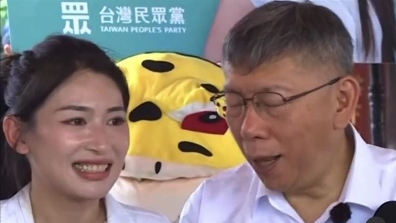 台灣新聞通訊社-柯文哲掃街吐舌狂咳不摀嘴 美女參選人「嫌棄變臉」全被拍