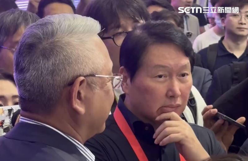 台灣新聞通訊社-獨家/崔泰源突現身COMPUTEX 這集團董座「親導覽、熱絡握手」畫面曝