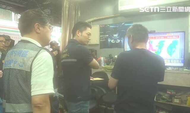 台灣新聞通訊社-蔣萬安淋雨勘災挨轟作秀！災民嗆「昨天在哪」　慰問金發放也落鏈？