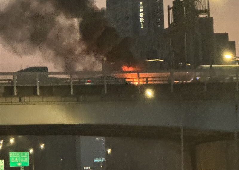 台灣新聞通訊社-快訊／新北環快匝道口火燒車　發財車全面燃燒陷火海