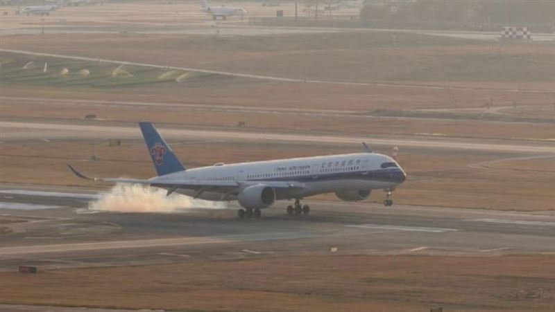 台灣新聞通訊社-廣州白雲機場一航班落地「滑行近1小時」，網傻眼：飛100分鐘竟滑1小時