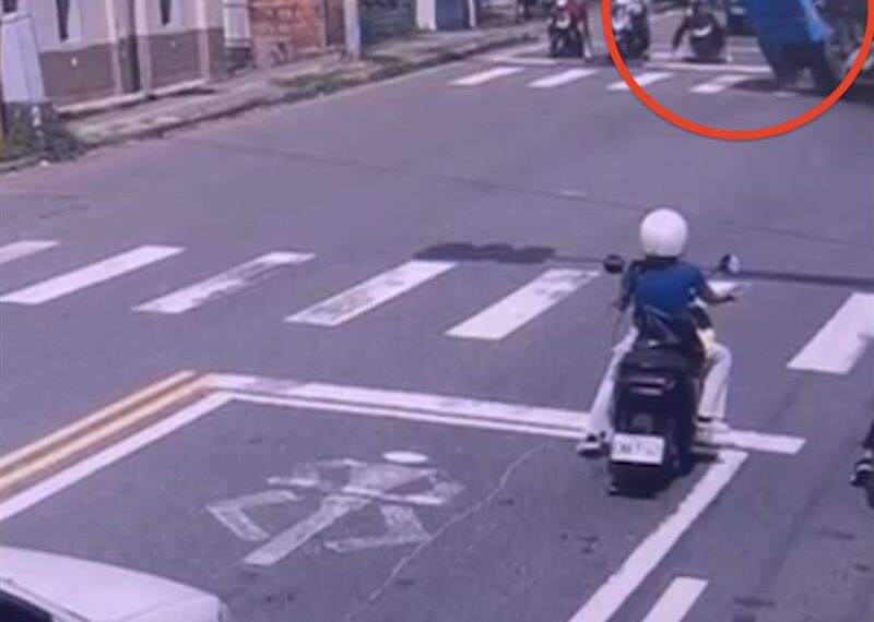 台灣新聞通訊社-驚險畫面曝!水泥車殯儀館前翻覆「連掃3車」騎士跳車逃命…爛漿灑一地