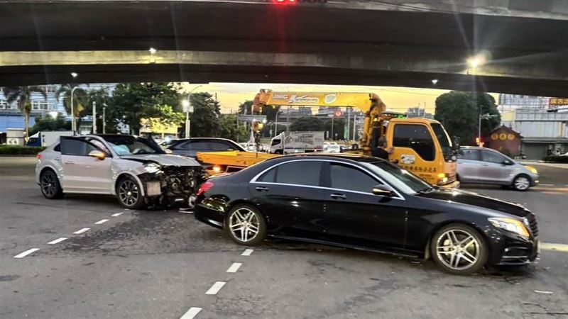 台灣新聞通訊社-快訊／台中千萬車禍！保時捷「擊落賓士」車頭撞開花⋯慘成一團廢鐵