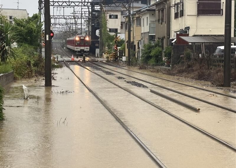 台灣新聞通訊社-雙颱挾豪雨襲日本　西日本馬路龜裂、水淹車窗