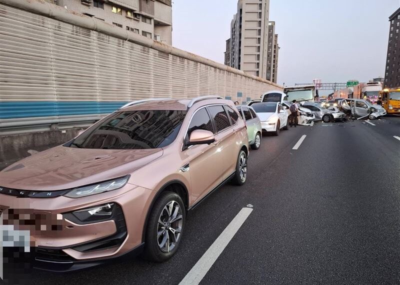 台灣新聞通訊社-國道2恐怖連環撞！10車撞成團成廢鐵　7人受傷送醫⋯年紀最小僅13歲