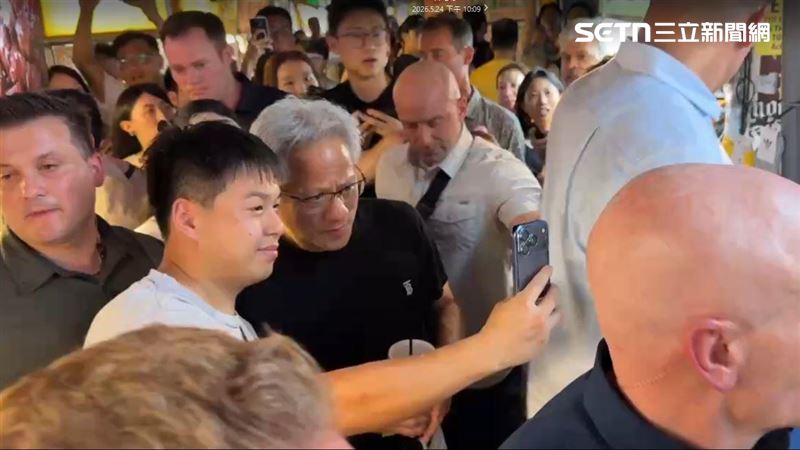 台灣新聞通訊社-黃仁勳深夜又逛饒河夜市！NVIDIA上午才宣傳　一路拍照簽名吃小吃