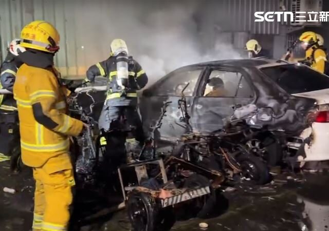 台灣新聞通訊社-電動機車凌晨不明原因起火！烈焰狠吞5機車、3汽車…慘剩焦黑車架