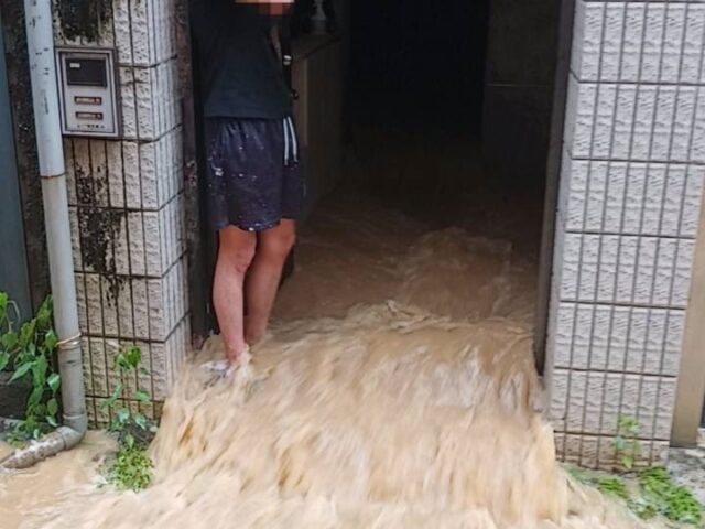 台灣新聞通訊社-暴雨狂灌信義區民宅！「水淹到胸口」44歲男慘受困　現場畫面曝光