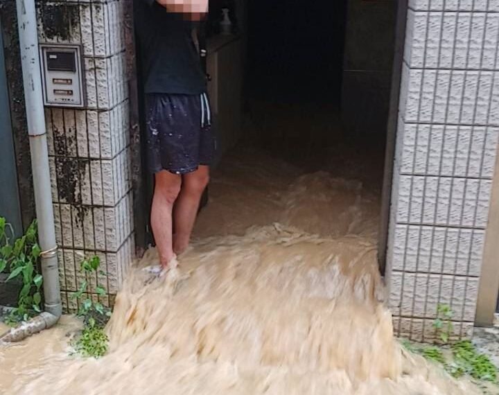 台灣新聞通訊社-暴雨狂灌信義區民宅!「水淹到胸口」44歲男慘受困 現場畫面曝光