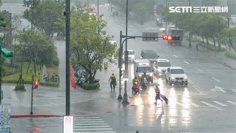 台灣新聞通訊社-今熱飆36度！週五起全台變天　連10天雨彈轟炸