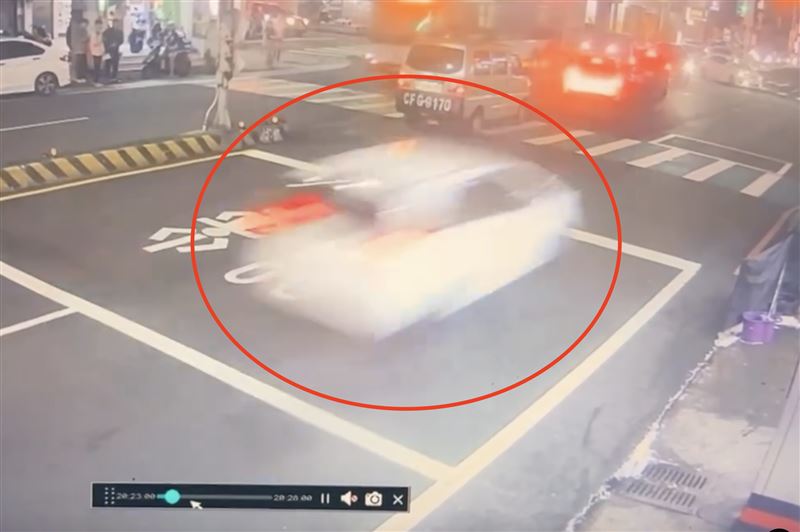 台灣新聞通訊社-快到模糊!30歲男毒駕「撞死2路人」自己也送命 飆速拒檢畫面曝光