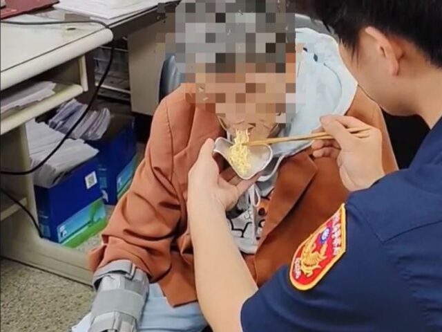 台灣新聞通訊社-台中83歲嬤找嘸回家路！「呆坐烈日下」餓到發抖…暖警親餵湯麵超溫馨