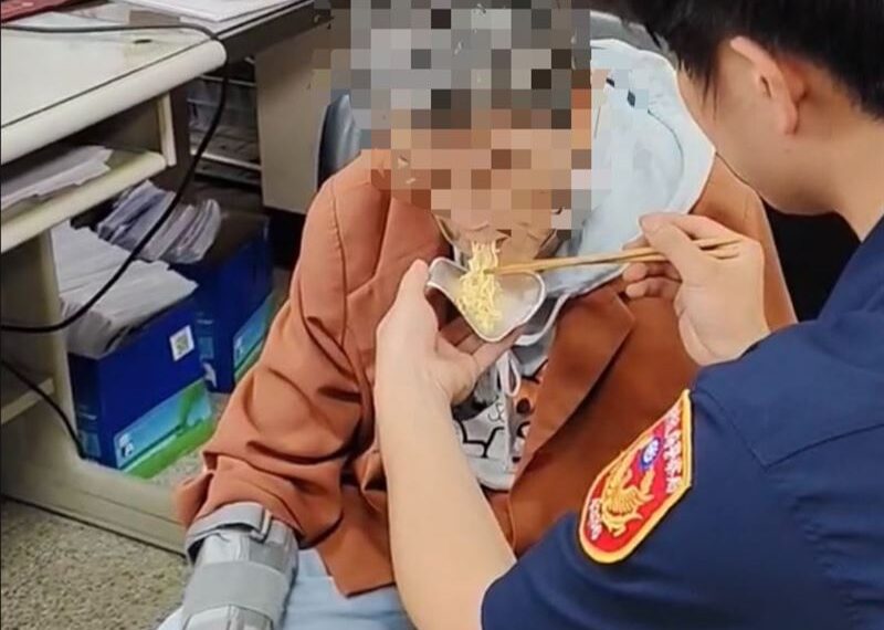 台灣新聞通訊社-台中83歲嬤找嘸回家路!「呆坐烈日下」餓到發抖…暖警親餵湯麵超溫馨