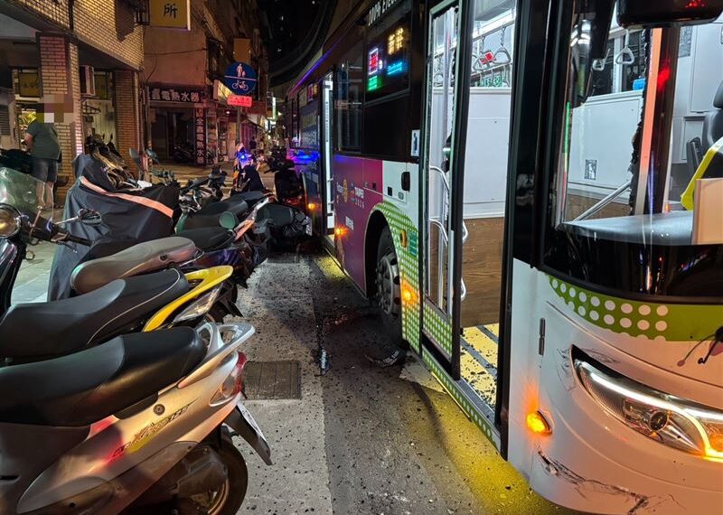 台灣新聞通訊社-失控連刷一排機車！中和公車「整片車門爆裂」畫面曝　他嚇：以為要死了