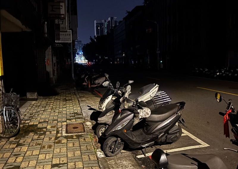 台灣新聞通訊社-板橋凌晨驚傳停電！整條路燈全滅「行人摸黑」　網哀號：彷彿恐怖片情節