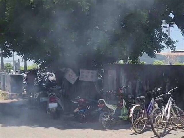 台灣新聞通訊社-赤膊男花壇火車站旁「生火烤魚」　鄉親傻眼曝：還在公廁殺魚