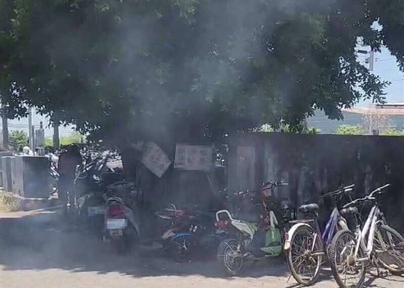 台灣新聞通訊社-赤膊男花壇火車站旁「生火烤魚」 鄉親傻眼曝:還在公廁殺魚