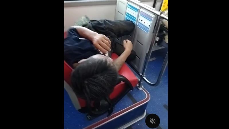 台灣新聞通訊社-男橫躺橘19公車座椅疑吸含「喪屍煙彈」電子煙！蘆洲警追查中